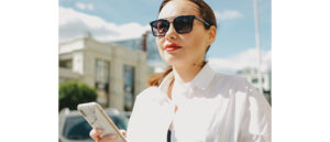 Lenti fotocromatiche TRANSITIONS®: come funzionano davvero e perché stanno rivoluzionando il comfort visivo