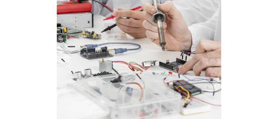 Montaggio schede elettroniche PCB differenze tra tecnologia SMT e THD